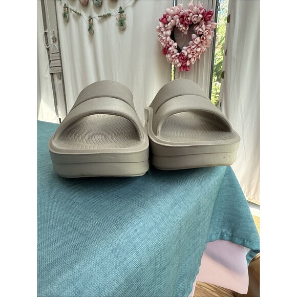 Women’s 7 OOFOS Oomega Ooahh Nomad 100% Original Cream Ivory Thick Sole Slides - Picture 3 of 8